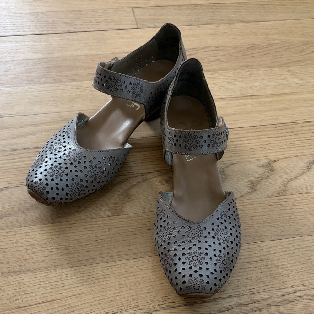 Rieker Gray Laser-Cut Mary Jane leather women’s shoes US 9 EUR 40